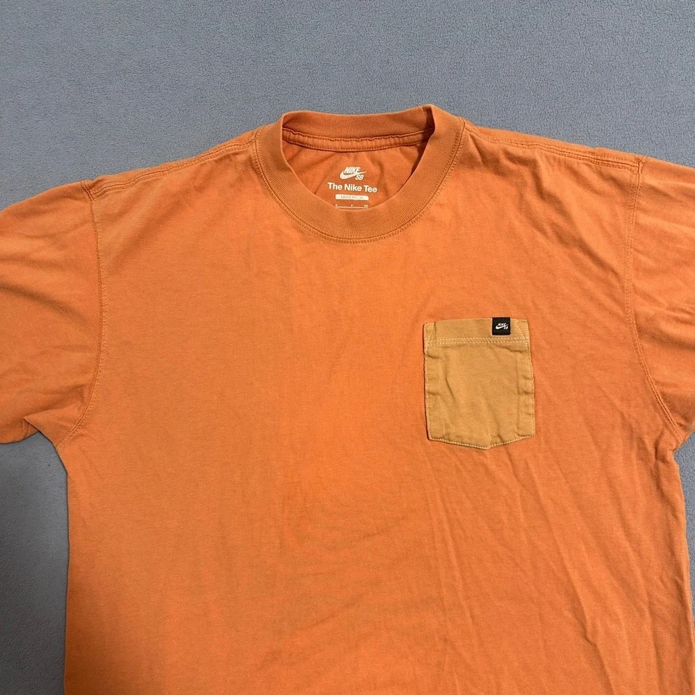 The Nike Tee Crew-Neck T-Shirt Short Sleeve Loose Fit Orange‎ Mens Size S